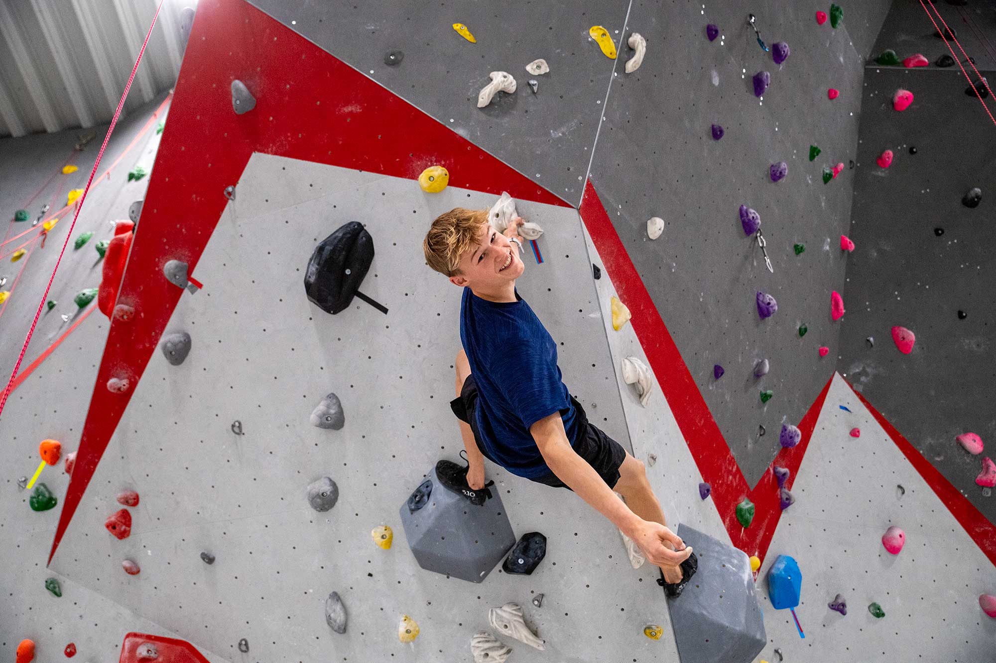 Elev-på-efterskolens-bouldervæg