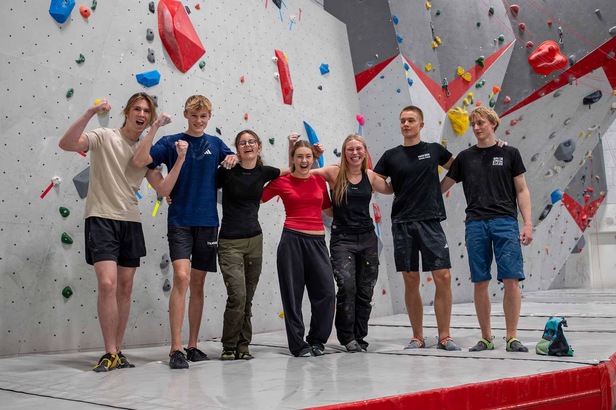 Elever-foran-efterskolens-klatrevæg