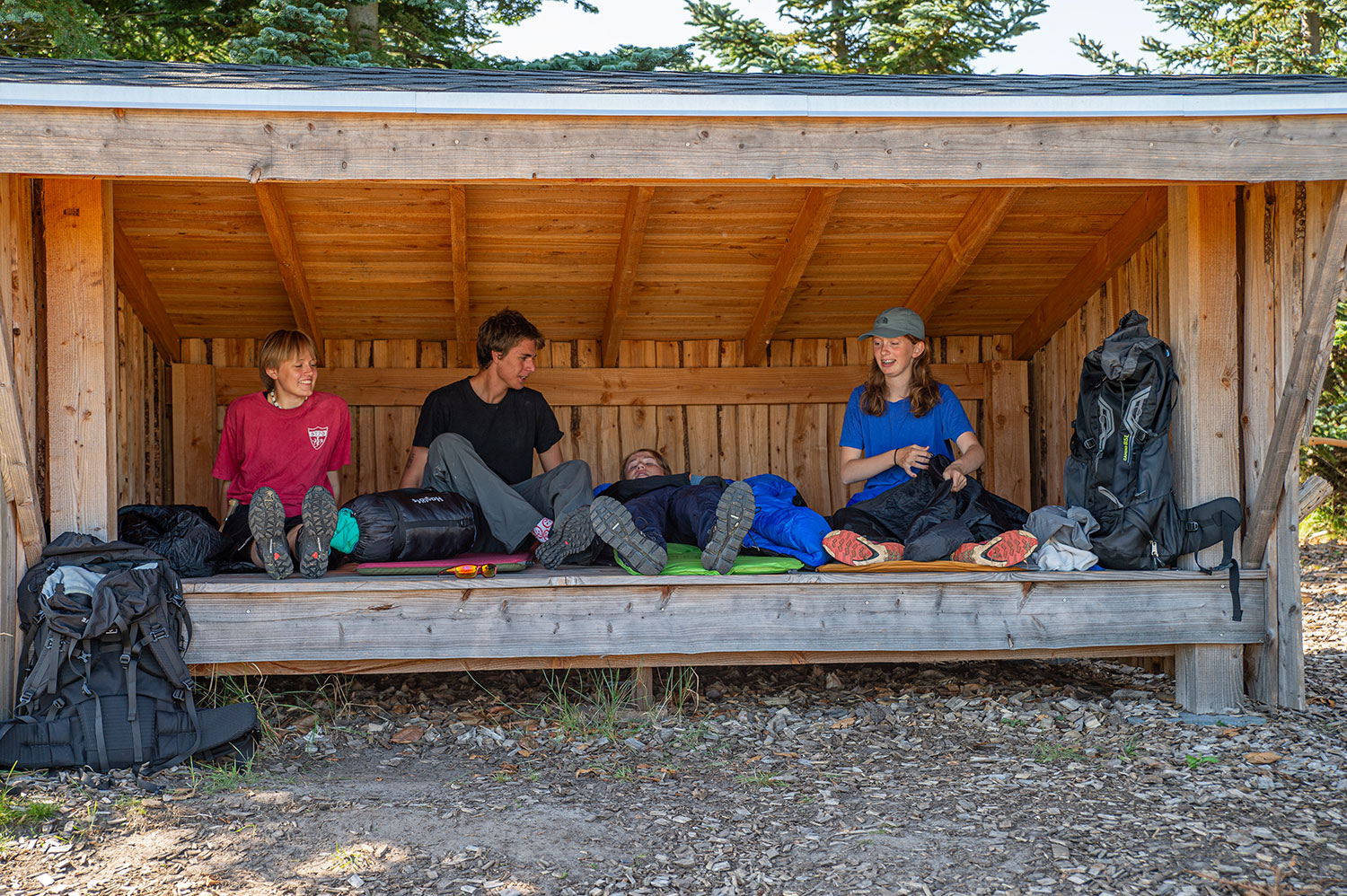 Elever slapper af i shelter på friluftstur ved Venø Efterskole