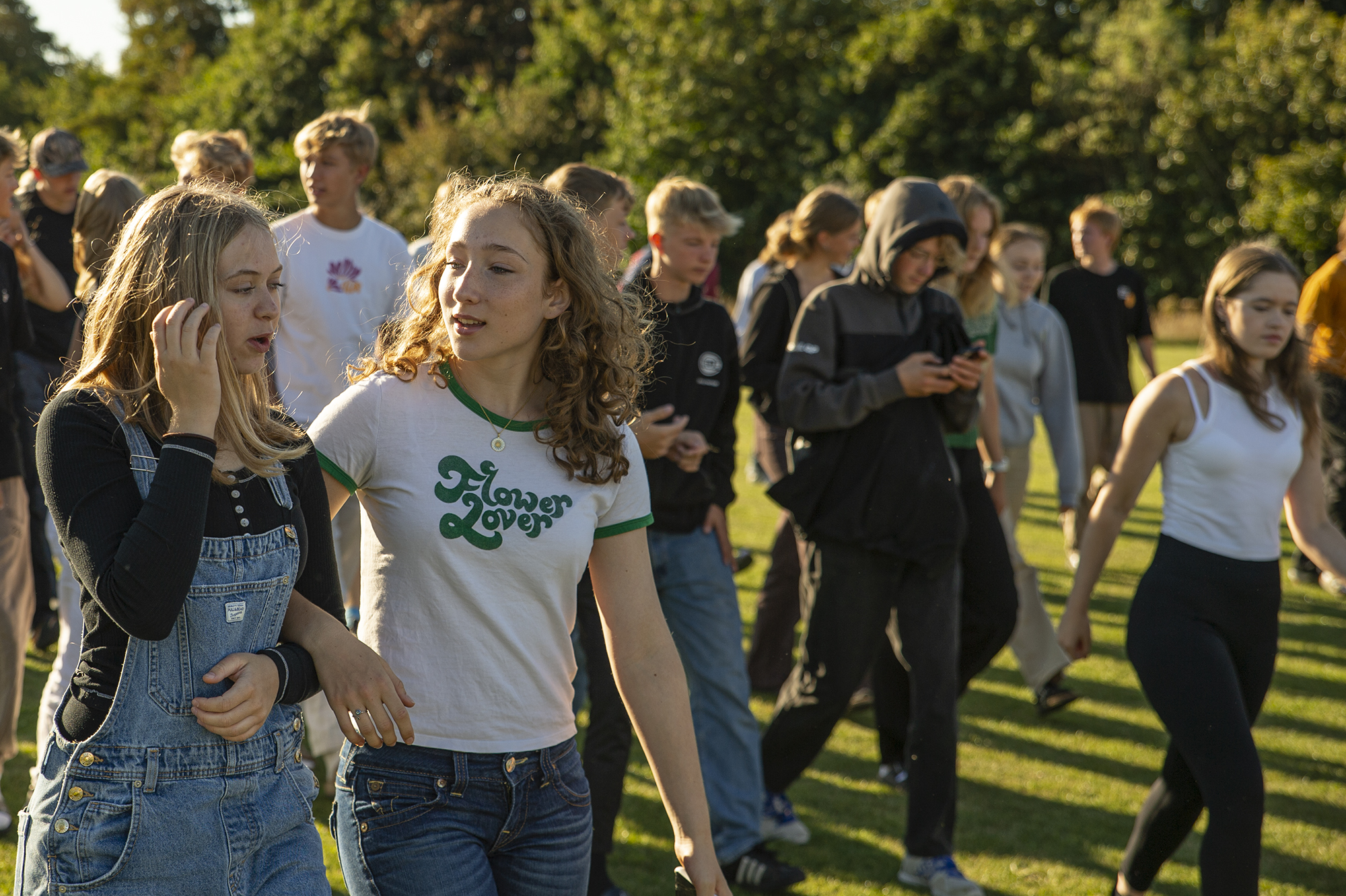 Kommende elever oplever stemningen på en besøgsdag under Åbent Hus på Venø Efterskole, hvor de møder elever og ser hverdagen på skolen.