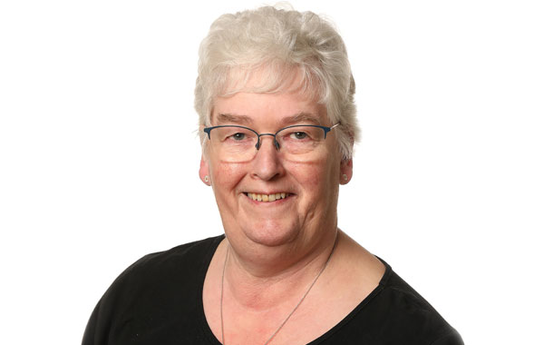 Portræt af Anni Juhl Jørgensen, køkkenassistent på Venø Efterskole.