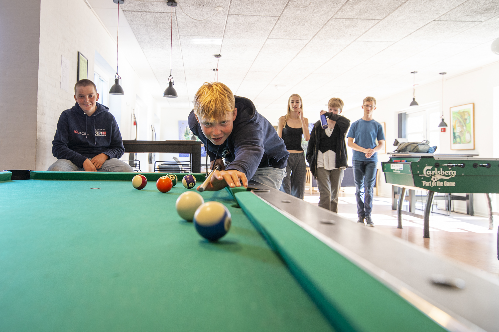 Elever spiller billard og hygger sig i opholdsområdet på Venø Efterskole.