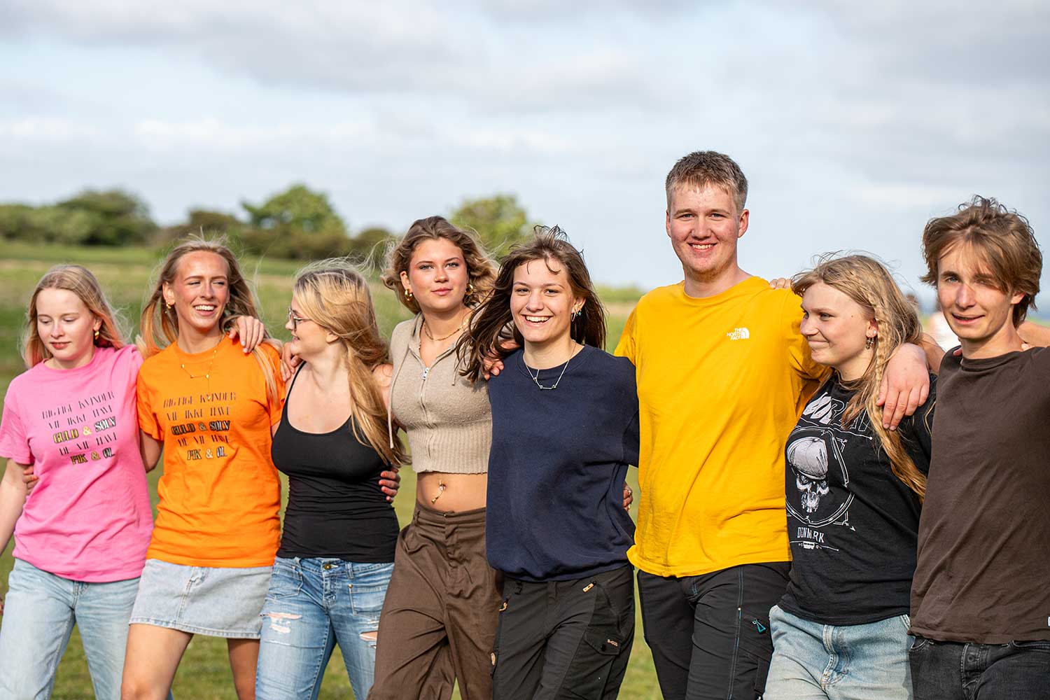 Elever byder kommende efterskoleelever og deres familier velkommen til Efterskolernes Dag på Venø Efterskole, hvor fællesskab og efterskolestemning opleves helt tæt på.