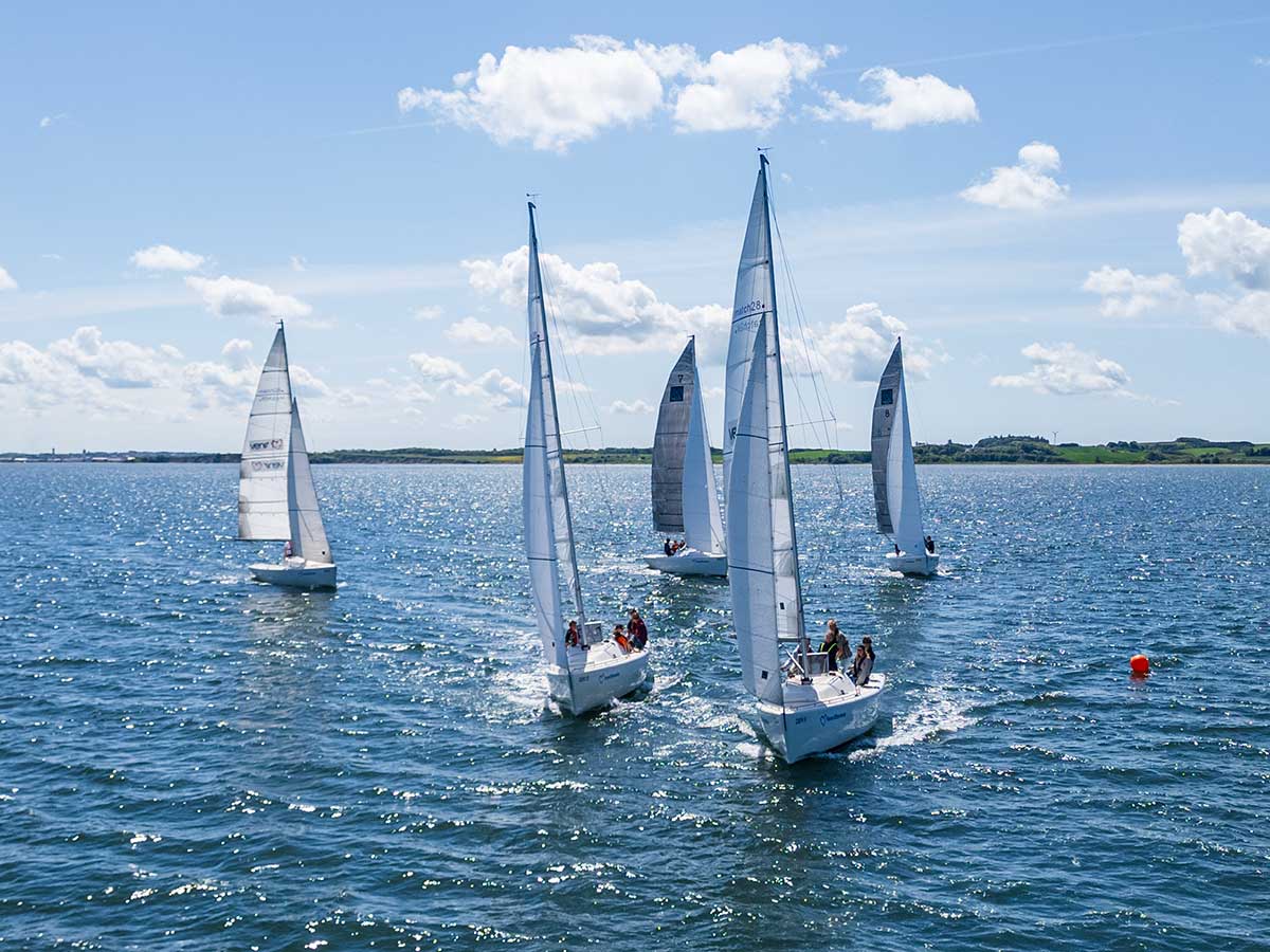 Flere sejlbåde i startfeltet under Venø Rundt 4 Hour Race på Limfjorden inden kapsejladsen rundt om Venø.