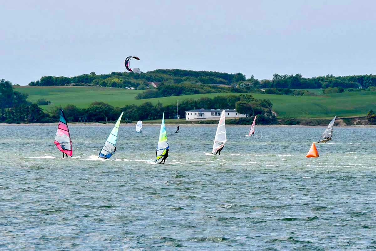 Hall of Fame for Venø Rundt med rekorder, hurtigste tider og tidligere vindere inden for sejlads, windsurf, kitesurf, kajak, SUP og wingsurf.
