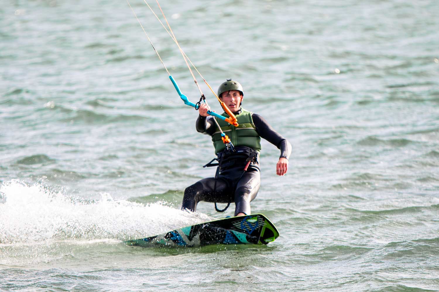 Elev fra Surf & Sejlads-linjen kitesurfer på Limfjorden ved Venø Efterskole under undervisning i kitesurfing.