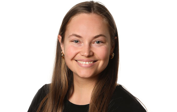 Portræt af Mia Guldbrandsen, lærer i dansk og tysk på Venø Efterskole.
