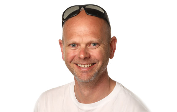 Portræt af Morten Hermann, lærer i matematik, naturfag og på Surf & Sejlads på Venø Efterskole.