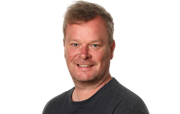 Portræt af Rasmus Grønne, lærer i dansk, medborgerskab og på Surf & Sejlads på Venø Efterskole.