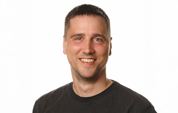 Portræt af Rasmus Holst Folkersen, lærer i matematik, naturfag, medborgerskab og friluftsliv på Venø Efterskole.