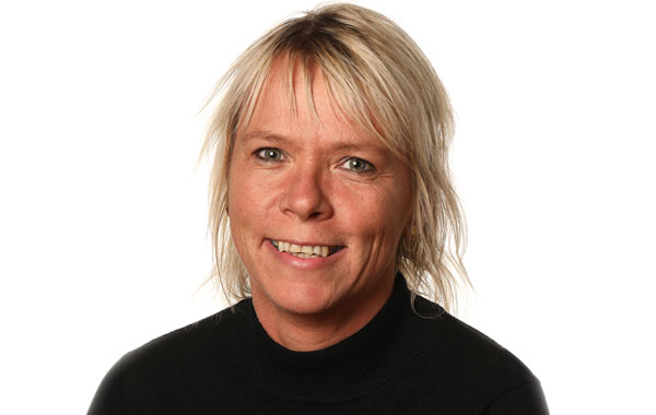 Portræt af Trine Risom Madsen, køkkenleder på Venø Efterskole.