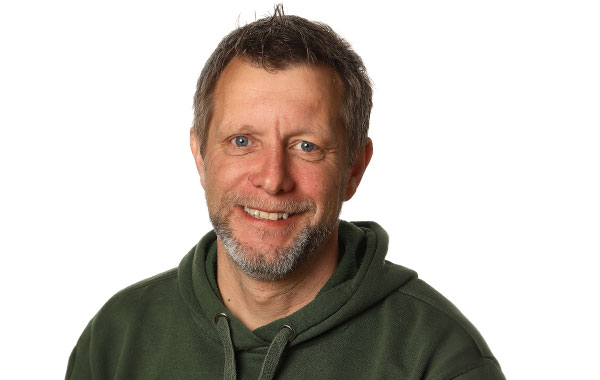 Portræt af Ulf Ipsen, lærer i matematik, medborgerskab og på Surf & Sejlads på Venø Efterskole.