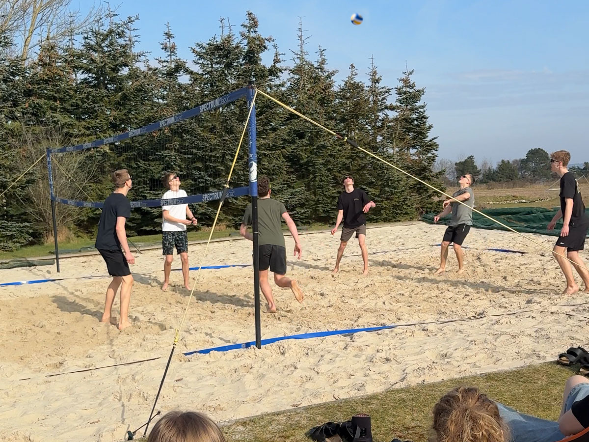 Elever spiller beachvolley på sandbanen som en del af valgfaget Beachvolley på Venø Efterskole.