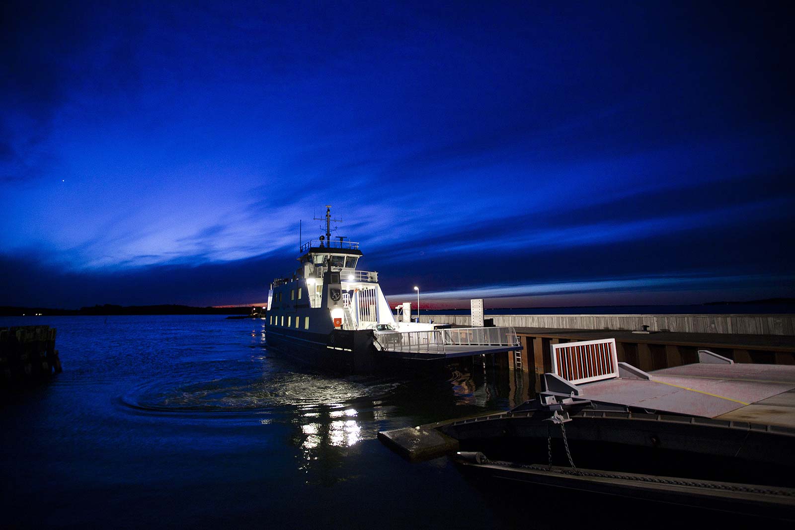 Venøfærgen ankommer til havnen og sejler elever til og fra Venø Efterskole.