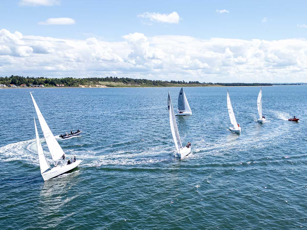 Sejlbåde sejler kapsejlads på Limfjorden under Venø Rundt 4 Hour Race, hvor deltagerne følger de officielle sejladsbestemmelser.