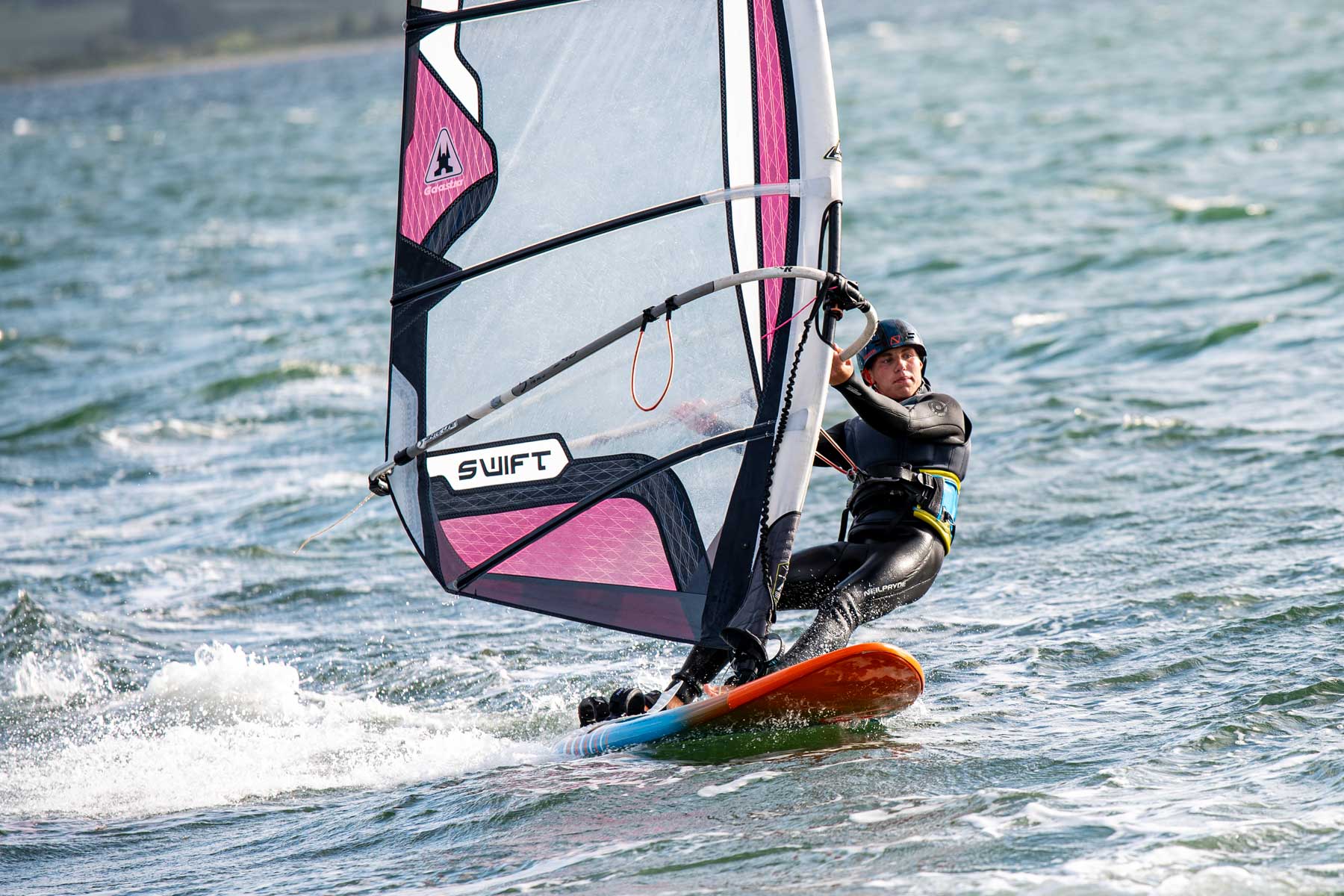 Elev fra Surf & Sejlads-linjen windsurfer på Limfjorden under undervisning på Venø Efterskole.