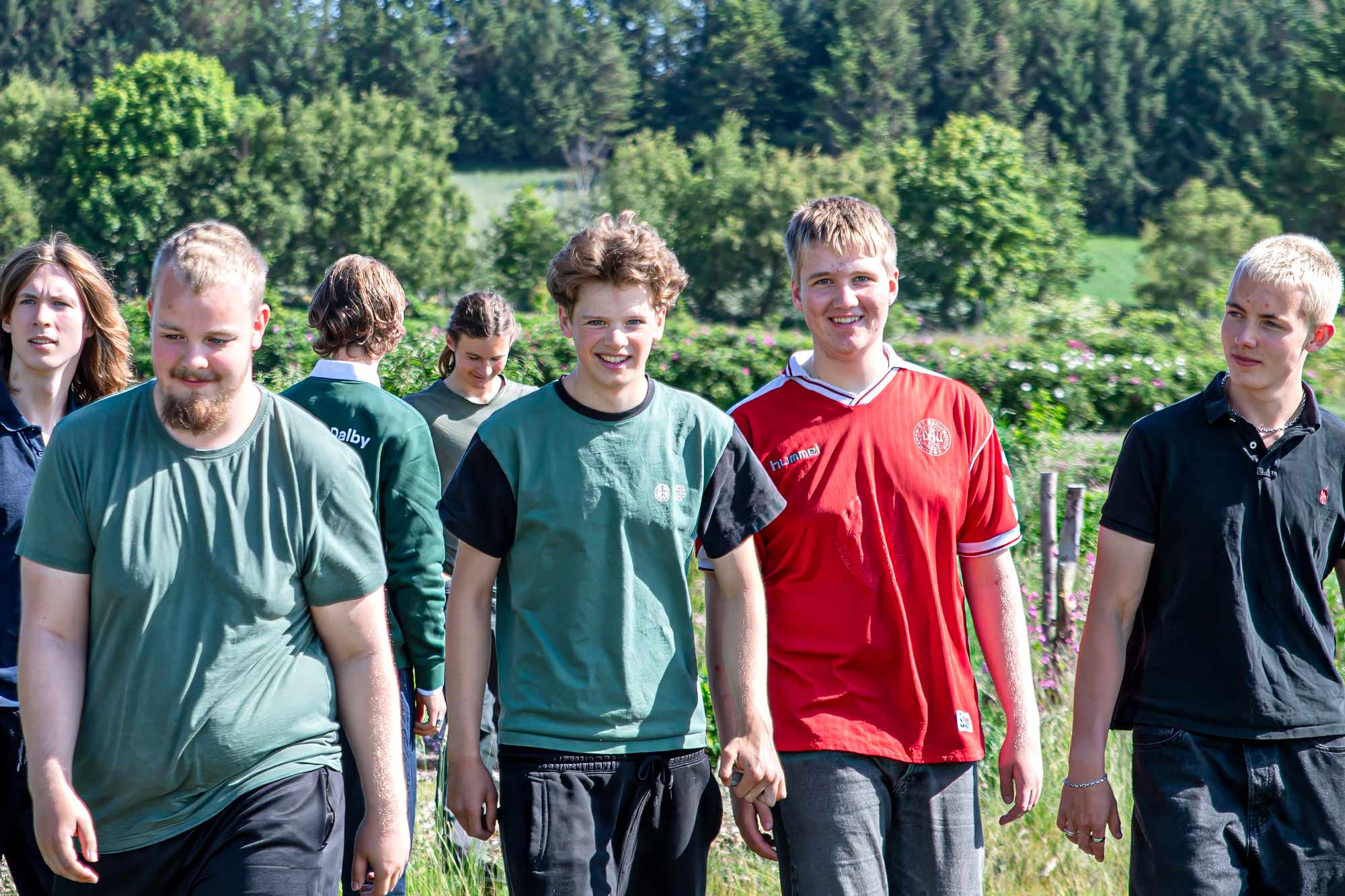 Elever fra Venø Efterskole går sammen i naturen og oplever fællesskab på en udendørs aktivitet.