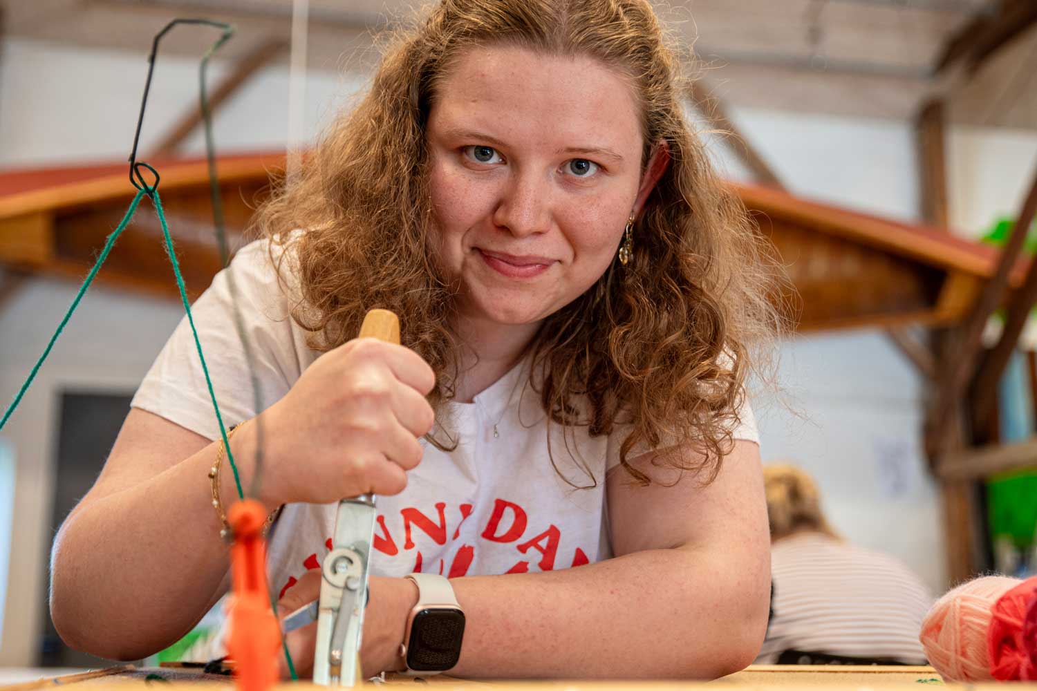 Elev arbejder med tufting i kunstværkstedet på Kunstlinjen på Venø Efterskole.