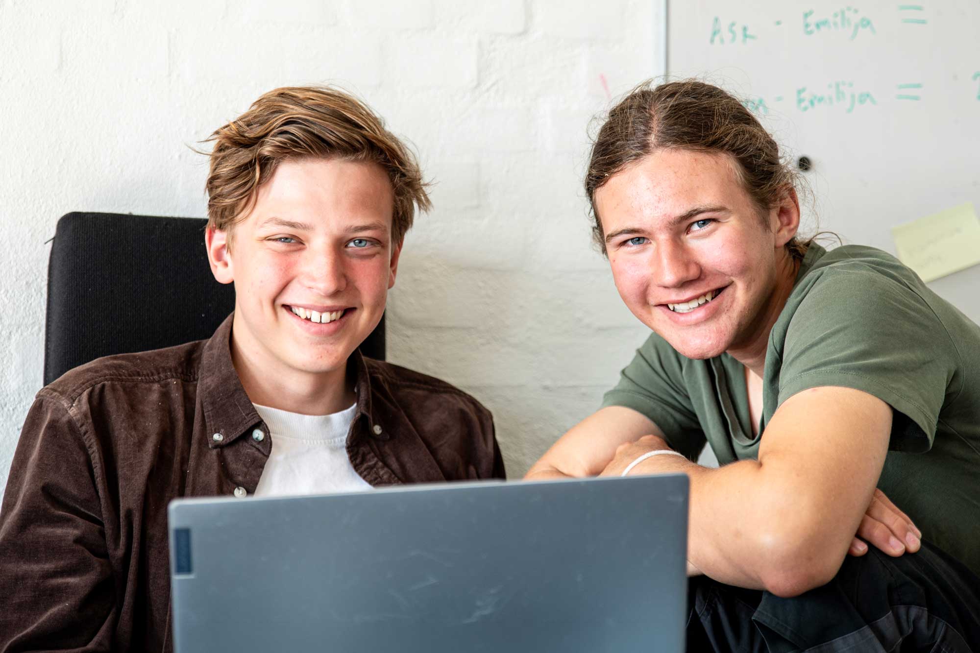 To elever arbejder sammen ved en computer i undervisningen på VENØ9, 9. klasse på Venø Efterskole.