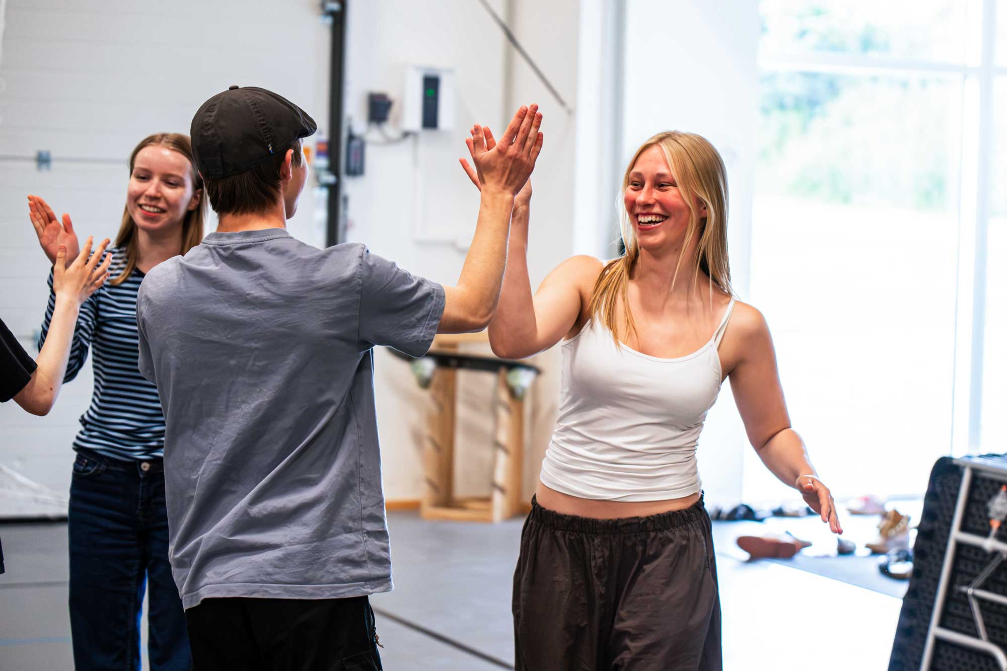 Elever giver high five under en aktivitet på Venø Efterskole.