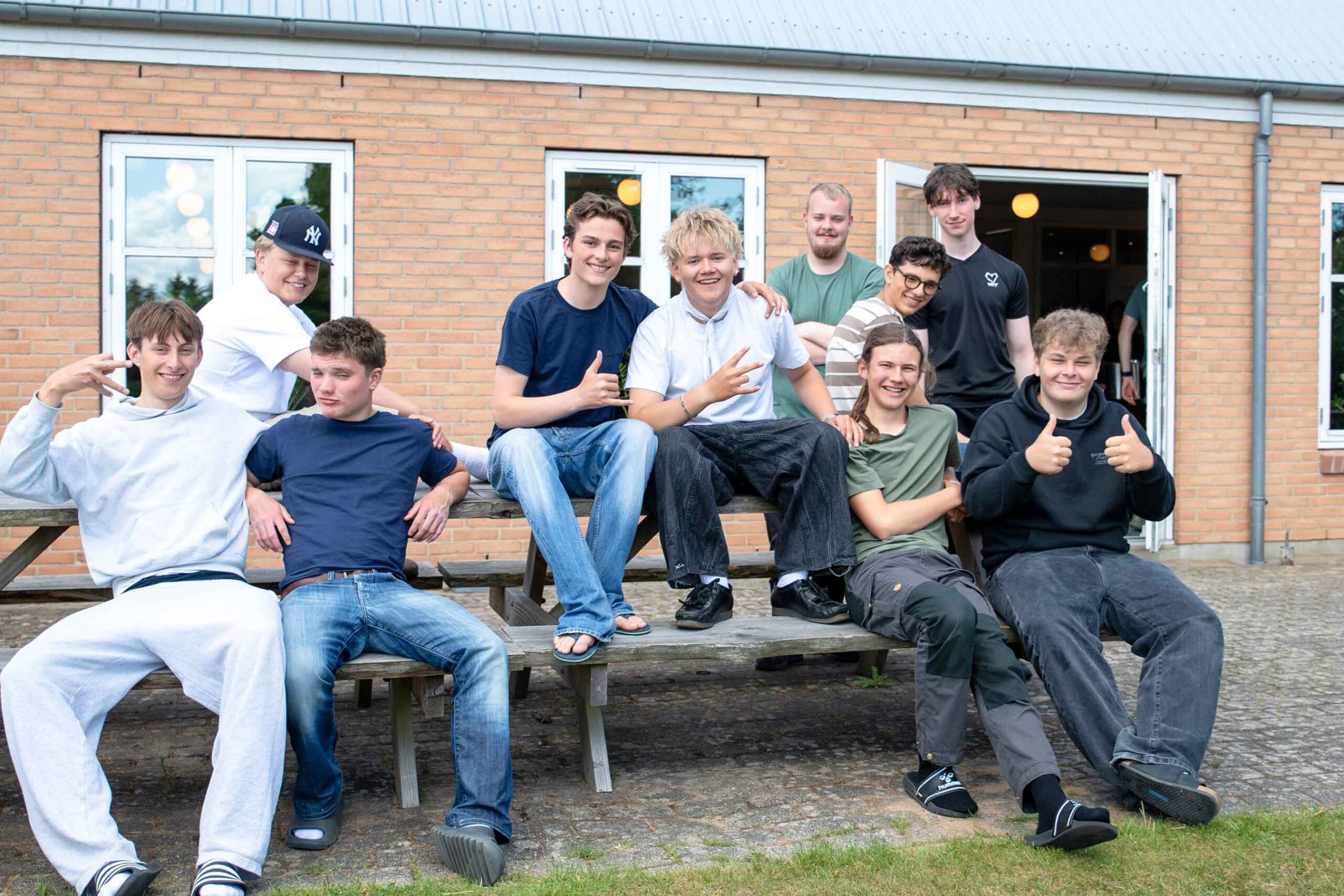 Elever hygger sig sammen udenfor på Venø Efterskole ved Limfjorden.